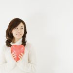 ハートを持つ女性