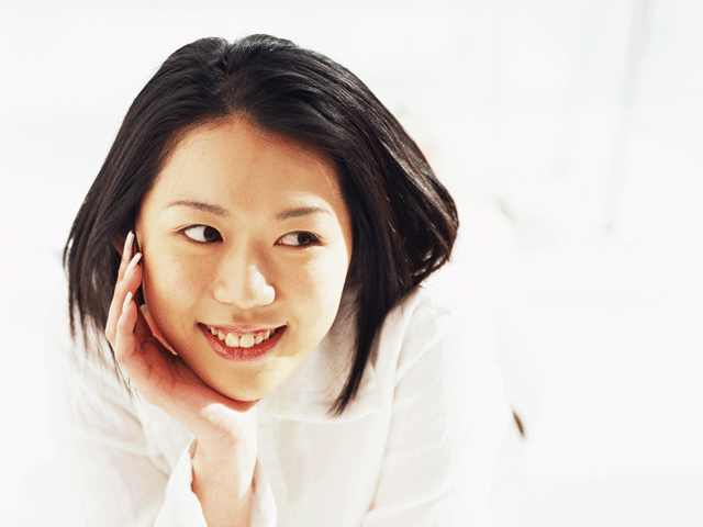 考える女性