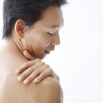 背中を気にする男性